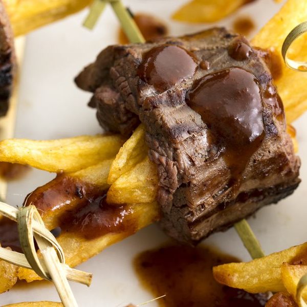 Τι γίνεται όταν τυλίγεις μπουκιές μπριζόλας με πατάτες τηγανητές