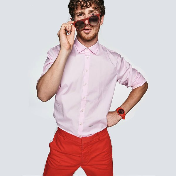 Τα χρωματιστά παντελόνια ζωντανεύουν κάθε καλοκαιρινή σου εμφάνιση