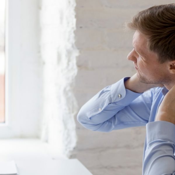 Τι είναι το Tech Neck και πώς θα το αντιμετωπίσεις