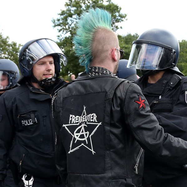 Sturmbrigade/ Wolfsbrigade 44: Η νεοναζιστική οργάνωση με πρότυπο τα SS