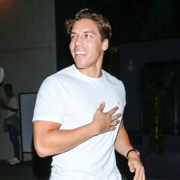 Ο γιος του Arnie έχει το κόλπο για να χτίσεις τεράστιους δικέφαλους