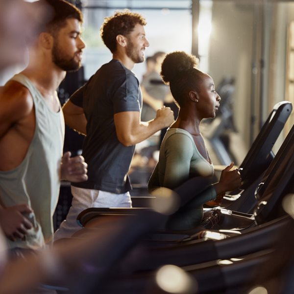 5 λάθη που κάνεις στο διάδρομο και πονούν τα γόνατά σου