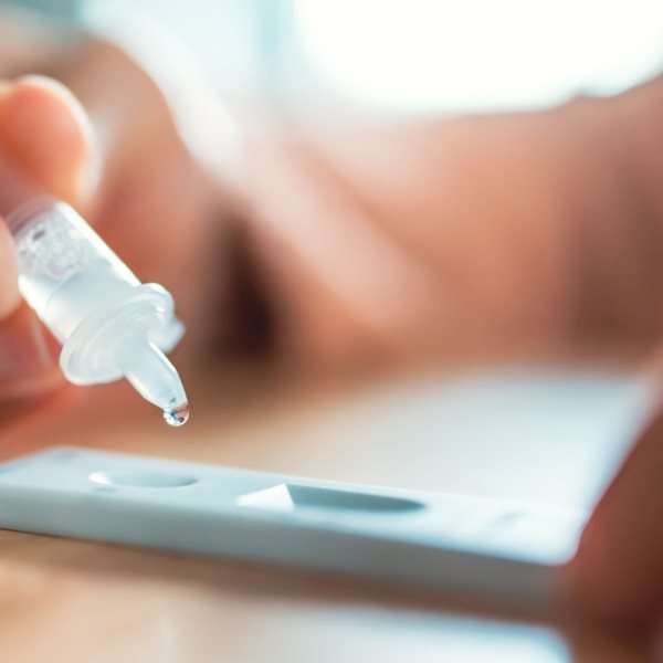 Εξαπλώνεται η νέα υπο-παραλλαγή Eris της Covid-19