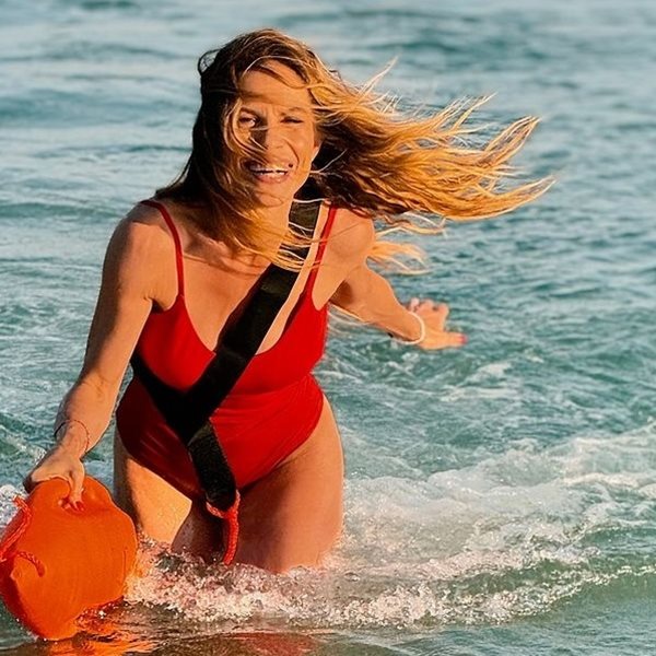 Ντορέττα Παπαδημητρίου vs. Pamela Anderson | Ποια κάνει 'καλύτερο Baywatch;'