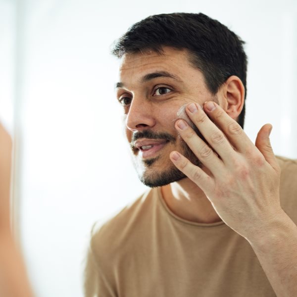 Λιπαρό δέρμα που γυαλίζει, μπορεί να 'στρώσει'