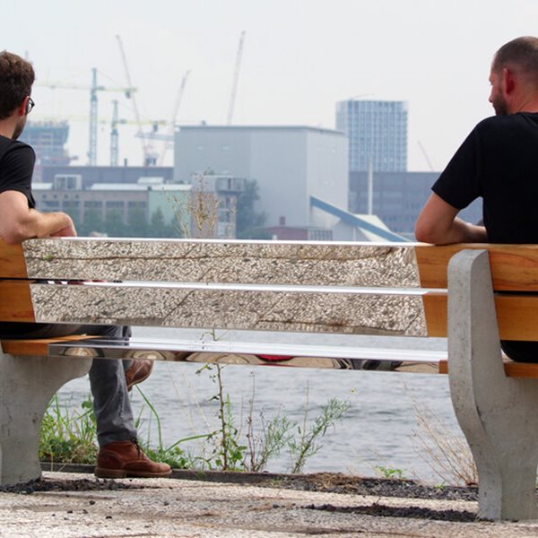 Ένα παγκάκι κοινωνικής αποστασιοποίησης σε καιρούς πανδημίας