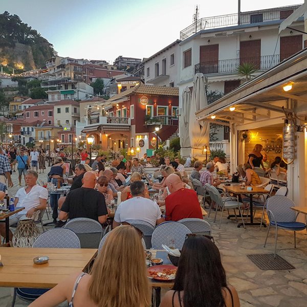 Νυχτερινή απαγόρευση και διακοπή μουσικής στην εστίαση τα επόμενα μέτρα