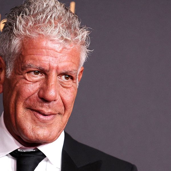 Ο Anthony Bourdain γίνεται τατουάζ στον καρπό της μητέρας του
