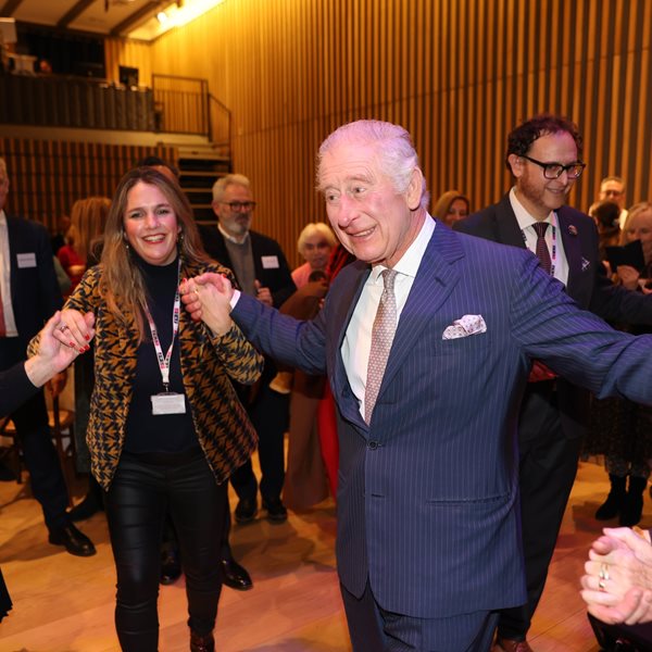 Ο Βασιλιάς Κάρολος ξέρει (και) να χορεύει