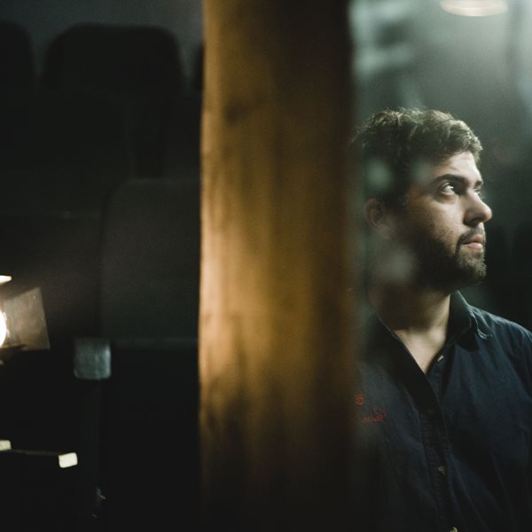 Μία κατάδυση στον υπέροχο και λαμπερό "Γυάλινο κόσμο" του Δημήτρη Καραντζά