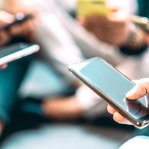 9 στους 10 Έλληνες 'καίγονται' στο κινητό, σύμφωνα με έρευνα