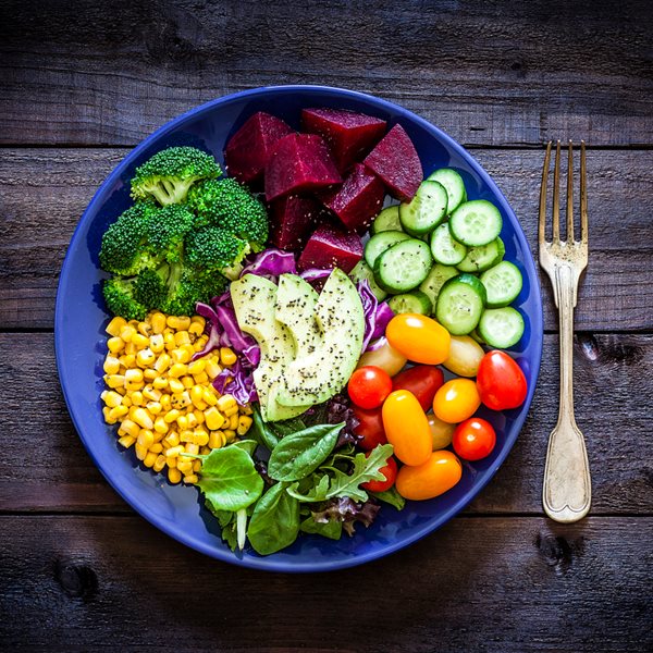 Πώς συνδέεται το χρώμα των τροφών με τις βιταμίνες τους