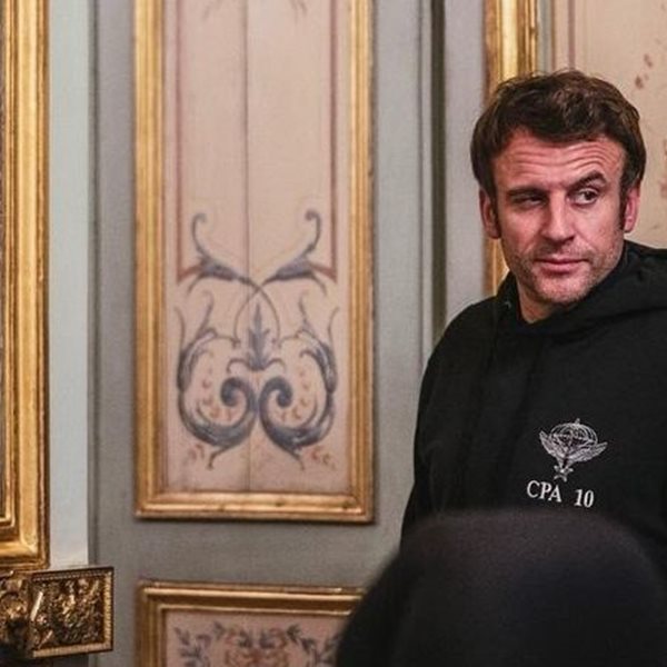 Το φούτερ του Emmanuel Macron έκανε τη δήλωσή του
