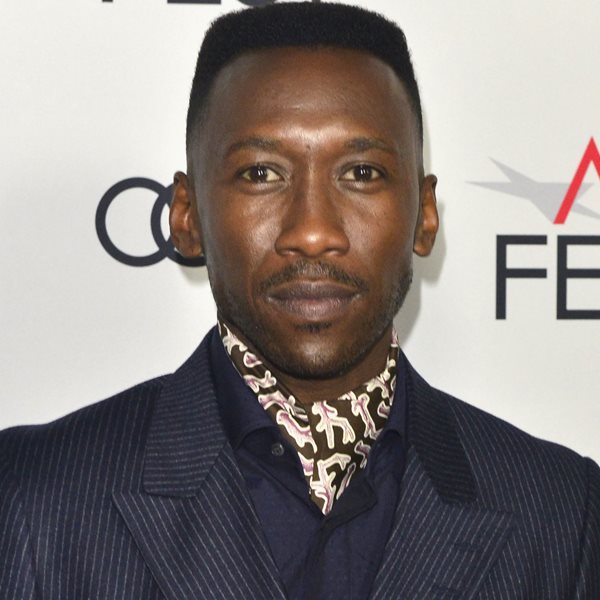 Αμέσως καλύτερα με φουλάρι αντί γραβάτας σαν τον Mahershala Ali