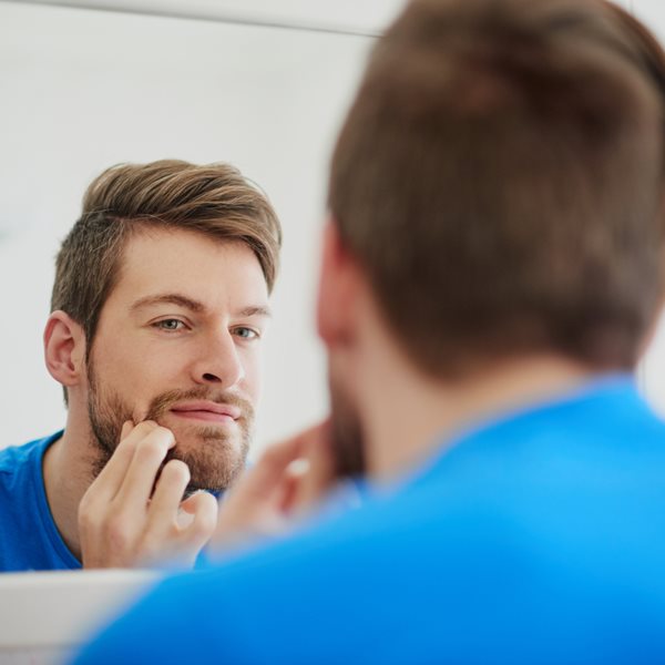 6 άμεσες λύσεις για τα σπυράκια στο πρόσωπο