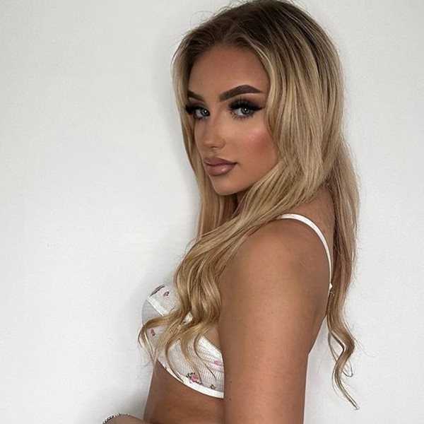 Victoria Thomas-Bowen, το μοντέλο του OnlyFans που έριξε μιλκσέικ στον Nigel Farage