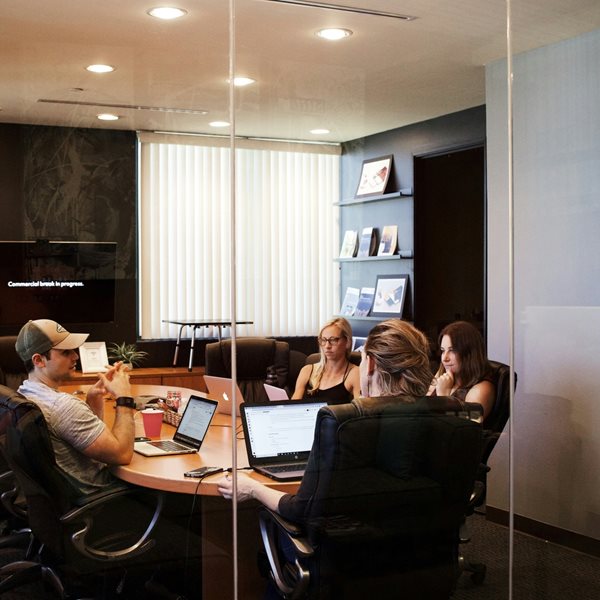 Γιατί η Gen Z είναι καταδικασμένη, σύμφωνα με πολλούς οικονομολόγους