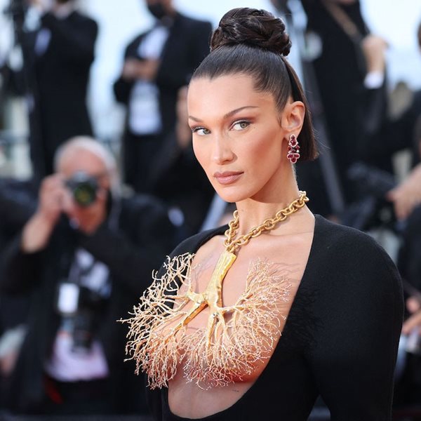 H Bella Hadid στηρίζει την πυρόπληκτη Ελλάδα
