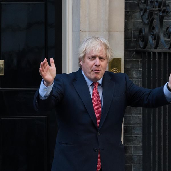 Ο Boris Johnson κάνει push-ups, η Βρετανία έτοιμη να ανακάμψει μετά το lockdown