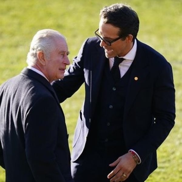 O Ryan Reynolds έφερε μέχρι και τον Βασιλιά στο Ρέξαμ