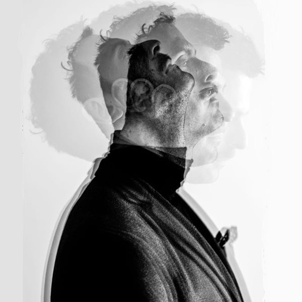 Ο Γιώργος Παπαπαύλου αποθεώνει την τρέλα και δεν φοβάται τη μοναξιά