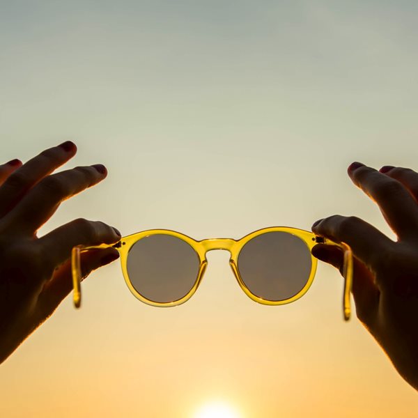 Τα θρυλικά 70s αναβιώνουν φέτος στα γυαλιά ηλίου