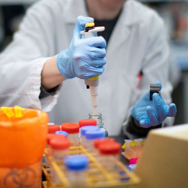 Θετικές εξελίξεις για τη θεραπεία της Covid-19 με πλάσμα ιαθέντων