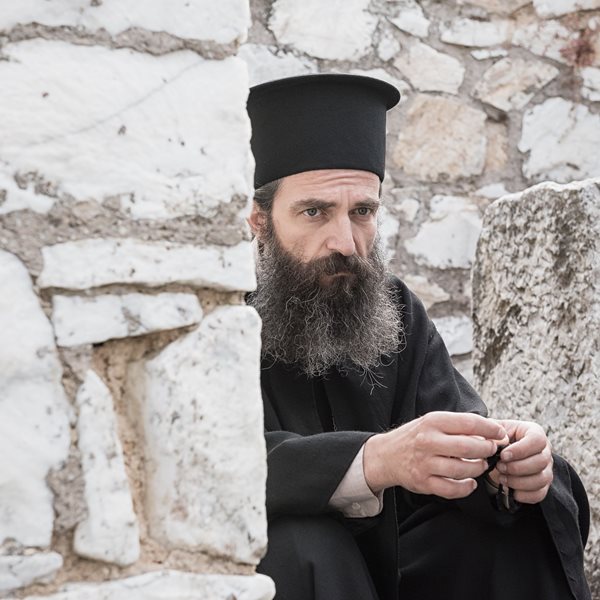 Πρώτη ματιά στο Man of God με Άρη Σερβετάλη και Mickey Rourke