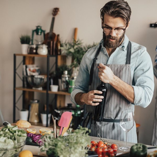 Έτσι ανοίγει ένα μπουκάλι κρασί χωρίς τιρμπουσόν