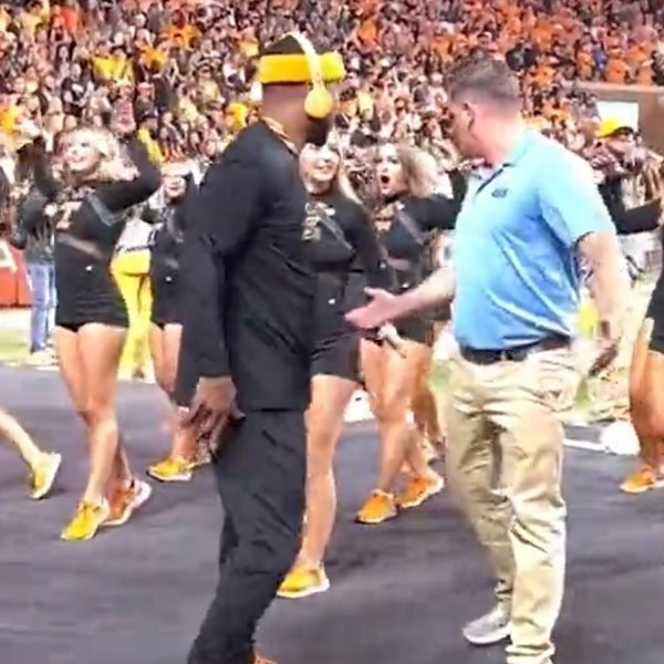 Viral ο 'σεκιουριτάς' που χορεύει με τσιρλίντερ