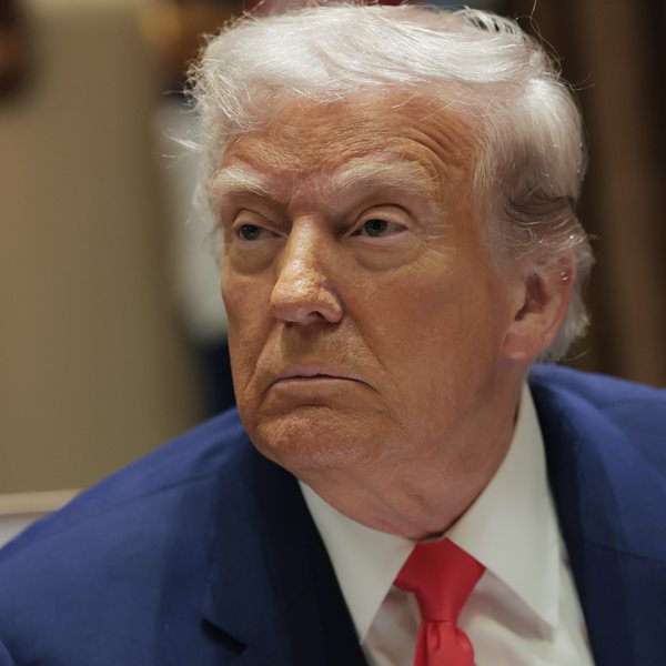 Γιατί ο Donald Trump εξαίρεσε iPhones και υπολογιστές από τους δασμούς