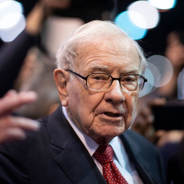 Ο Warren Buffett προχωρά σε ένα μεγάλο 'ξεφόρτωμα' των μετοχών που κατέχει στην κατασκευάστρια των iPhone