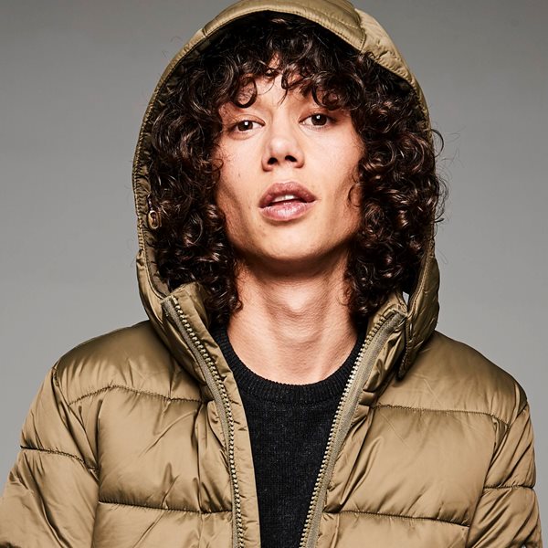 Ο καλύτερος φίλος του φουσκωτού μπουφάν είναι το πλεκτό πουλόβερ