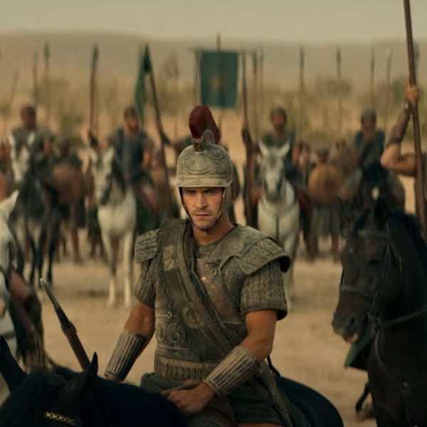 Στο Alexander: The Making of a God του Netflix, ο Μέγας Αλέξανδρος φιλά τον Ηφαιστίωνα