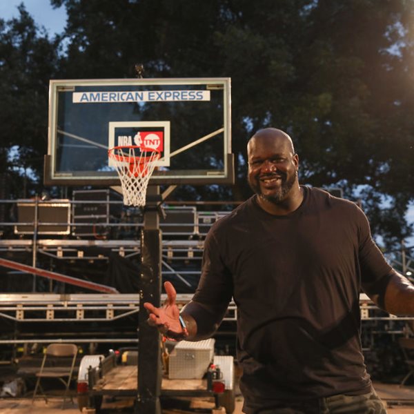 Ο Shaquille O'Neal καρφώνει και ξεριζώνει την στεφάνη (κυριολεκτικά)