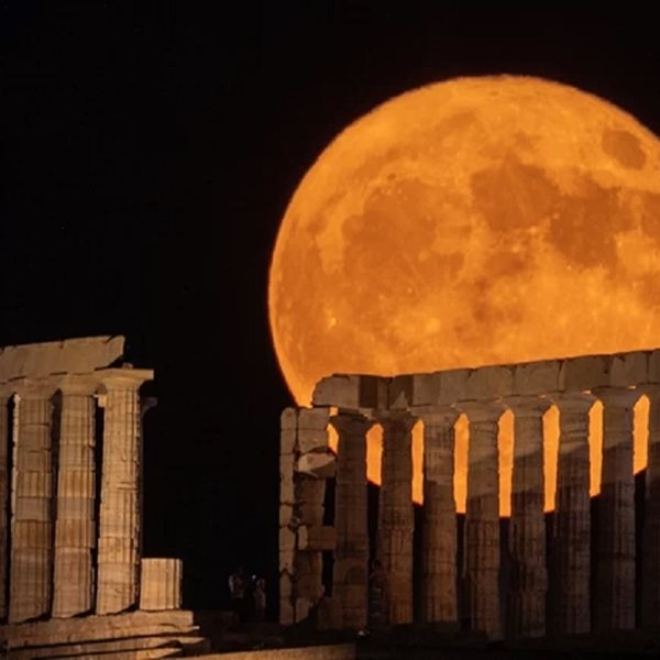 10+1 εντυπωσιακές φωτογραφίες από την πρώτη αυγουστιάτικη πανσέληνο