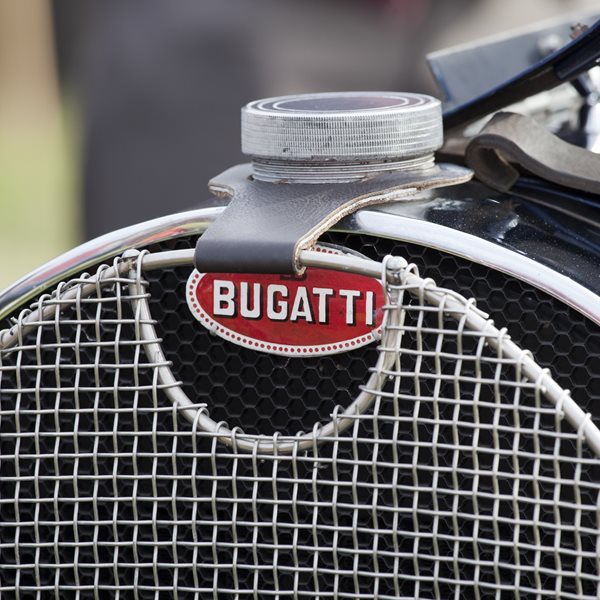 Η Bugatti μόλις αποκάλυψε την άγνωστη σχέση της με τον Alain Delon
