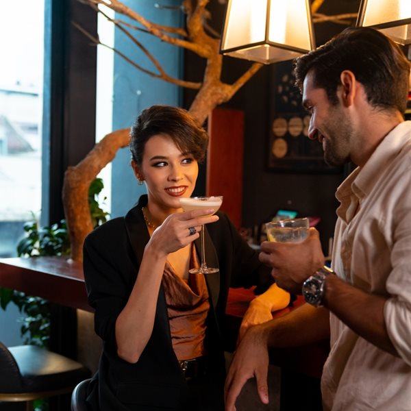 Αυτά είναι τα κρυφά σημάδια που στέλνεις χωρίς να το ξέρεις στο φλερτ