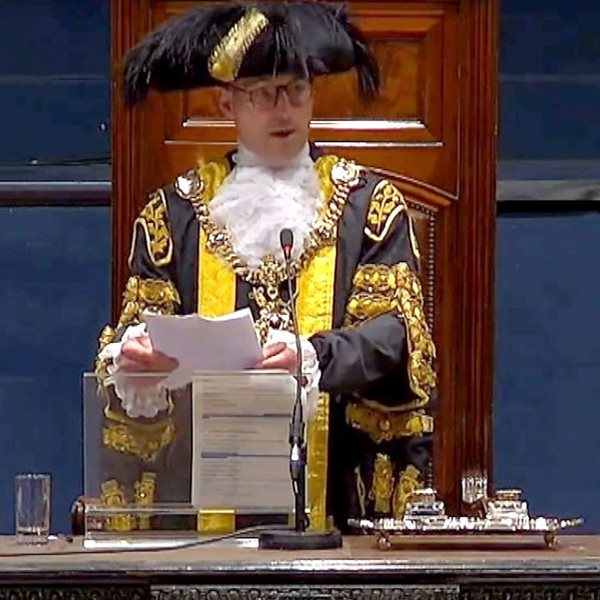 Υποκλινόμαστε στον δήμαρχο του Πόρτσμουθ που ανέλαβε καθήκοντα στα Κλίνγκον με Metallica στο φόντο