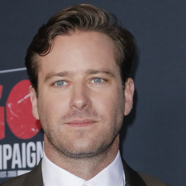 Το νέο κούρεμα του Armie Hammer έχει κάτι από παλιό Χόλιγουντ