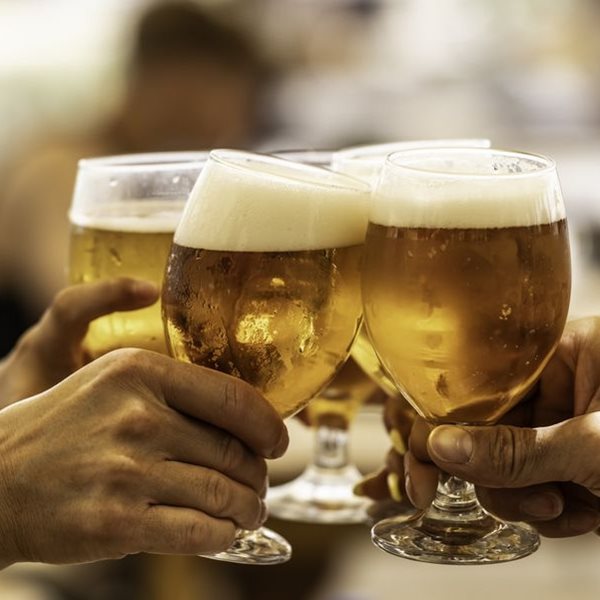 Το νο1 κόλπο για να πίνεις μπίρα χωρίς να φουσκώνεις