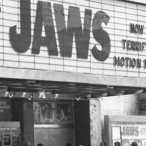 Όταν ο Stephen Spielberg έκανε την επανάστασή του με 'Τα Σαγόνια του Καρχαρία'