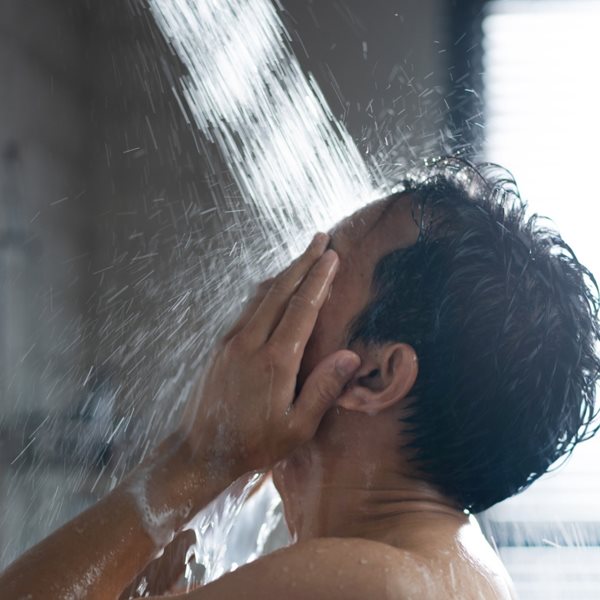 Πόσες φορές πρέπει να κάνεις ντους την εβδομάδα, σύμφωνα με το Harvard