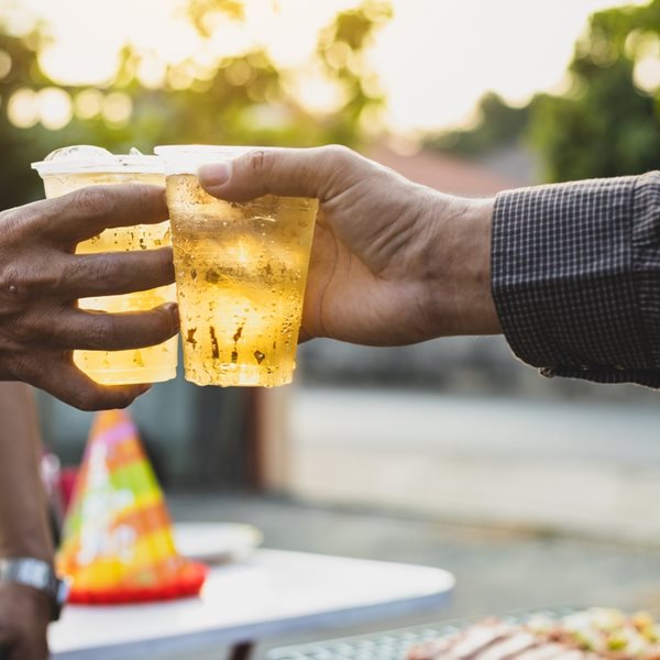 Η CIA ξέρει πόσο αντέχουμε ως Έλληνες στο ποτό