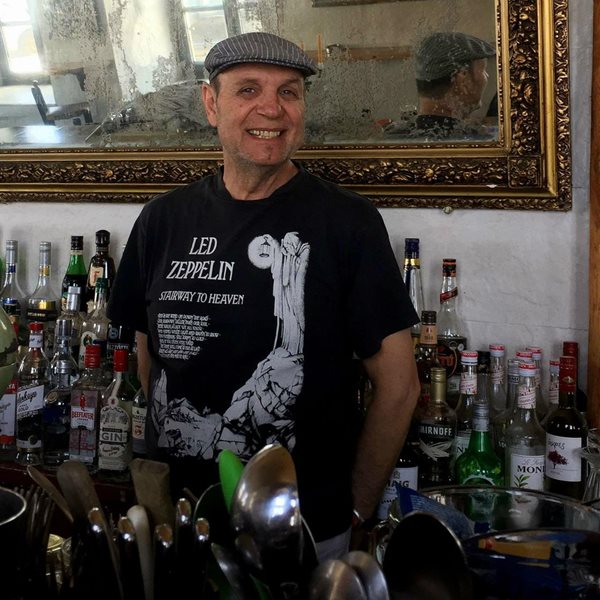 Ο πιο παλιός μπάρμαν των Κυκλάδων είναι ένας πραγματικός Κουρσάρος της νύχτας