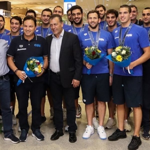 H αποθέωση της Εθνικής Ομάδας πόλο στο αεροδρόμιο ήταν δίκαιη και έγινε πράξη