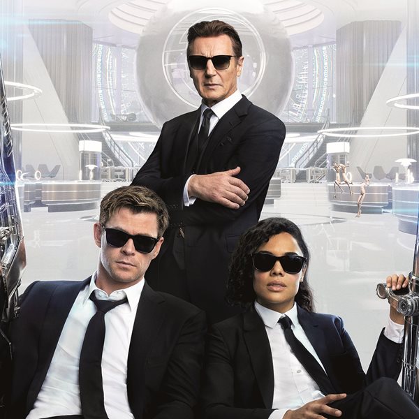 Κομψό, χολιγουντιανό στυλ με τα νέα γυαλιά ηλίου της Police