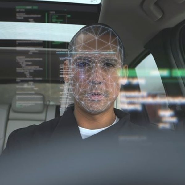 Ένα Mazda CX-60 αναγνωρίζει το πρόσωπο του Σωτήρη Κοντιζά