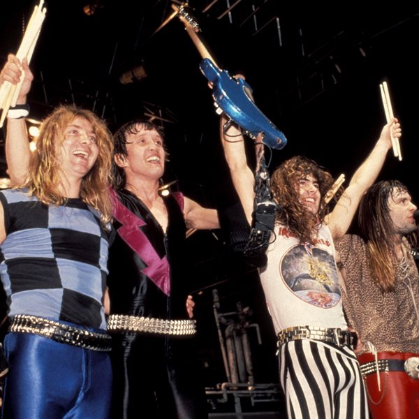Up the Irons: Όλες οι φορές που οι Iron Maiden έκαναν stage diving στη ζωή μας