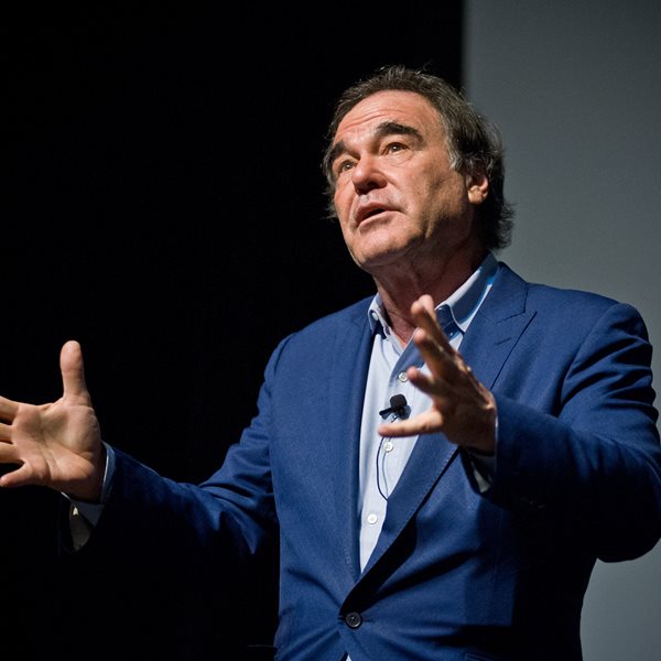 O Oliver Stone αποκάλυψε ότι έκανε το ρώσικο εμβόλιο για τον κορονοϊό